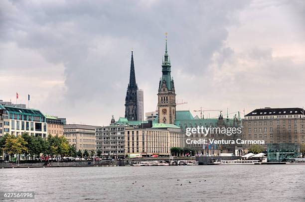 binnenalster - rathaus hamburg stock-fotos und bilder