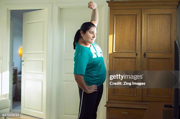 woman exercising at home - arab women fat stock-fotos und bilder