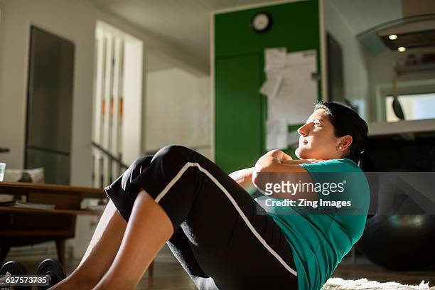 woman doing sit ups - sit ups stockfoto's en -beelden