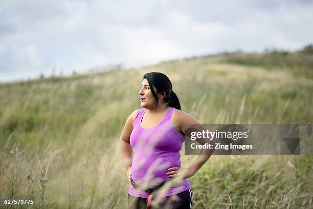 female jogger resting - kräftig gebaut stock-fotos und bilder