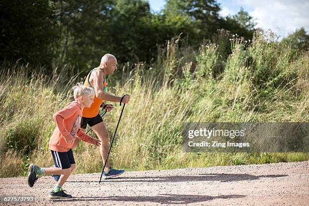boy and grandfather running - military stockfoto's en -beelden