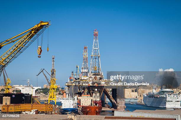 oil platform - st julians bay stock pictures, royalty-free photos & images