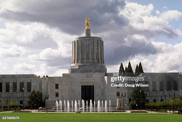 oregon state capitol building - salem oregon fotografías e imágenes de stock