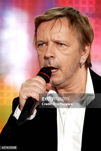 French singer Renaud performs on the set of Pascal Sevran's TV show "Chanter La Vie".