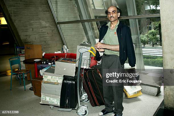 Sir Alfred Mehran , 59 years old, originally from Iran, has been living in Charles de Gaulle airport for 16 years. Steven Spielberg bought his story...