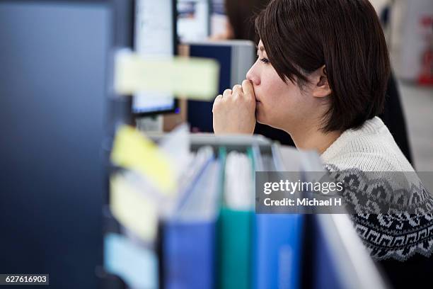 businesswomen working on a computer in the office - sticky-notes-covering-computer-monitor stock pictures, royalty-free photos & images