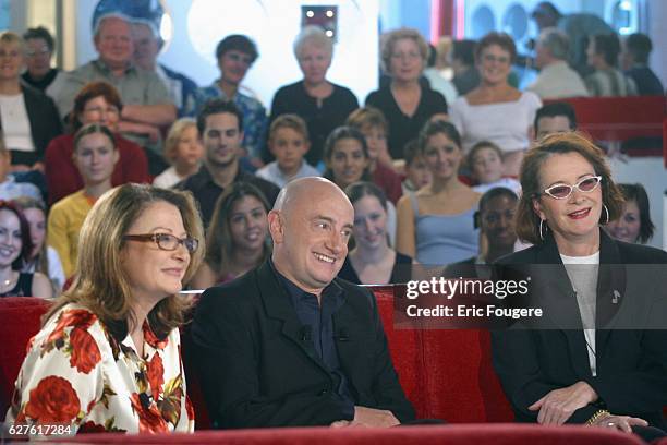 Actors Josiane Balasko, Michel Blanc, and Dominique Lavanant, guests on host Michel Drucker's Sunday television show "Vivement Dimanche".