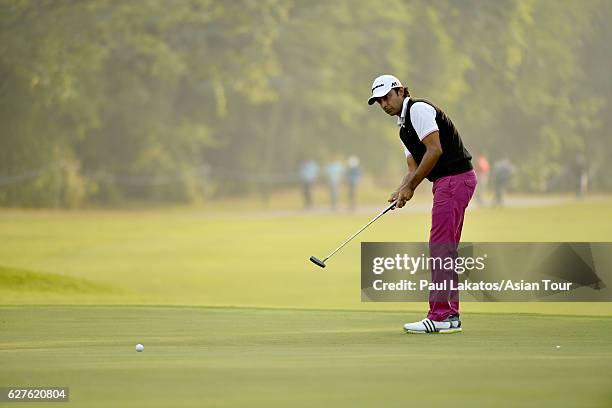 Jyoti Randhawa of India plays a shot during the final round of the Panasonic Open India at Delhi Golf Club on December 4, 2016 in New Delhi, India.