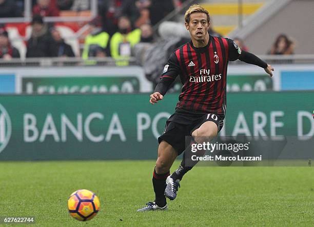 Keisuke Honda of AC Milan in action during the Serie A match between AC Milan and FC Crotone at Stadio Giuseppe Meazza on December 4, 2016 in Milan,...