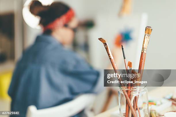 paintbushes de elección - acrílico fotografías e imágenes de stock