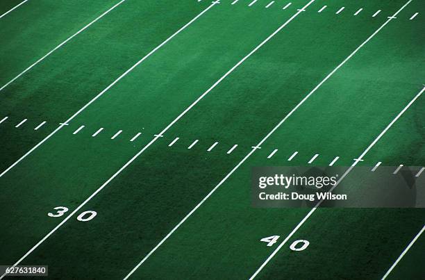 football field - american football speler stockfoto's en -beelden