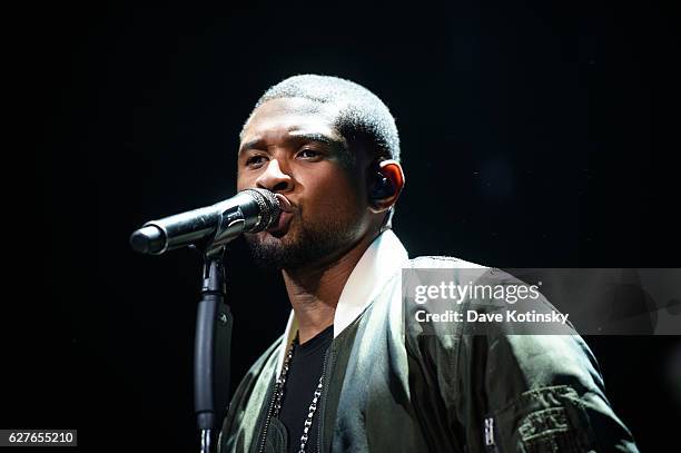 Usher performs at the Hot 97's Hot For The Holidays Concert at Prudential Center on December 3, 2016 in Newark, New Jersey.