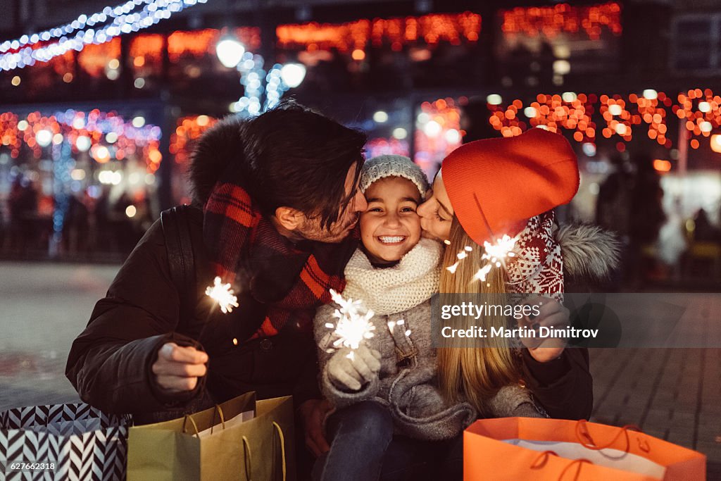 Junge Familie feiert Weihnachten