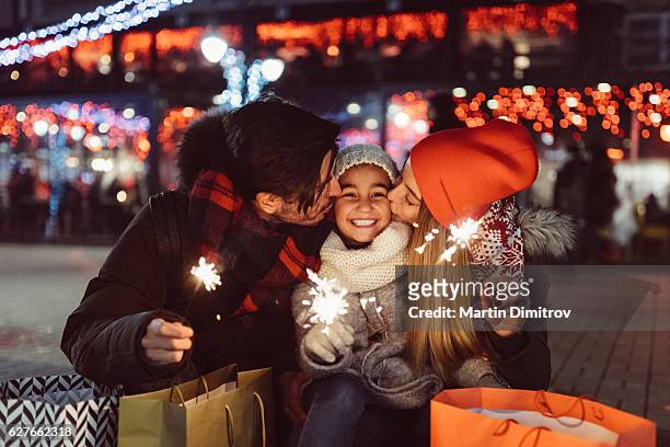 junge familie feiert weihnachten - family holidays stock-fotos und bilder
