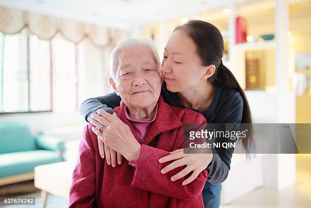 glückliche asiatischen familie  - elderly chinese man stock-fotos und bilder