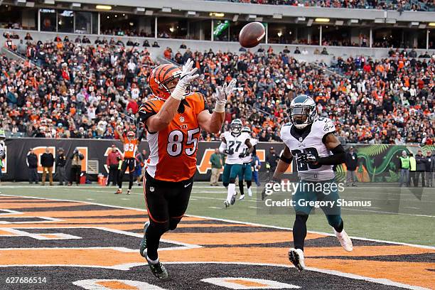 Tyler Eifert of the Cincinnati Bengals catches a pass for a touchdown during the second quarter of the game against the Philadelphia Eagles at Paul...