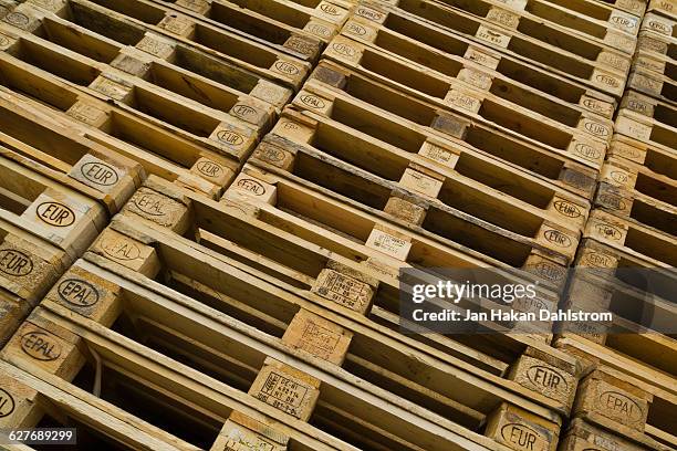 eu pallets - pallet stockfoto's en -beelden