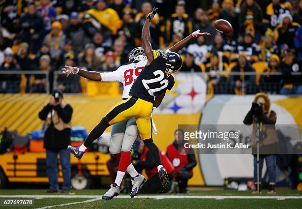 Jerell Adams of the New York Giants cannot come up with a pass thrown by Eli Manning while being defended by William Gay of the Pittsburgh Steelers...