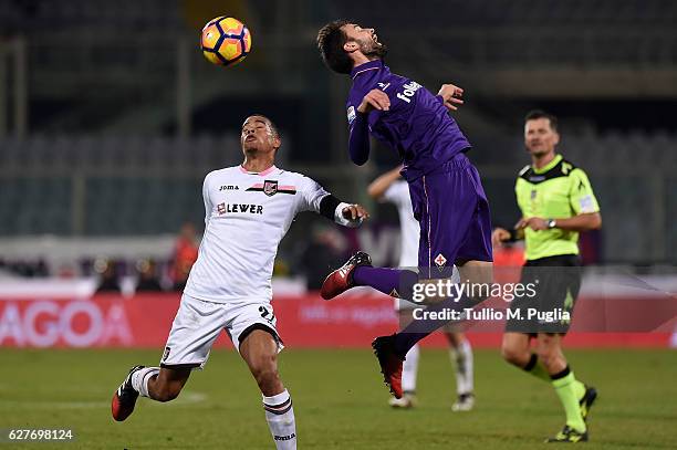 Robin Quaison of Palermo and Milan Badelj of Fiorentina compete for the ball during the Serie A match between ACF Fiorentina and US Citta di Palermo...