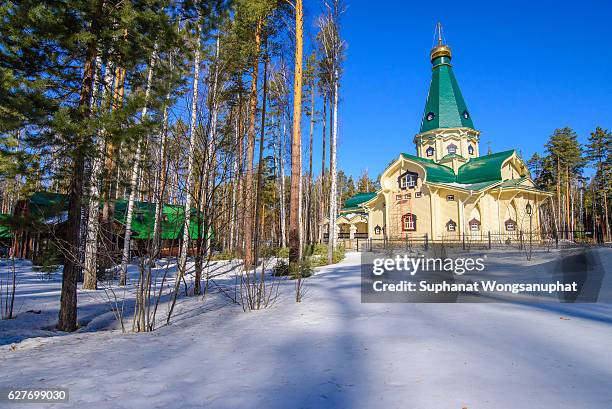 the monastery of the holy royal martyrs in forest in winter, ural ekaterinburg, ganin yama, russia - ekaterinburgo imagens e fotografias de stock