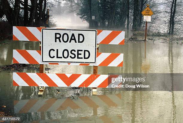 road closed due to flood - detour stock-fotos und bilder