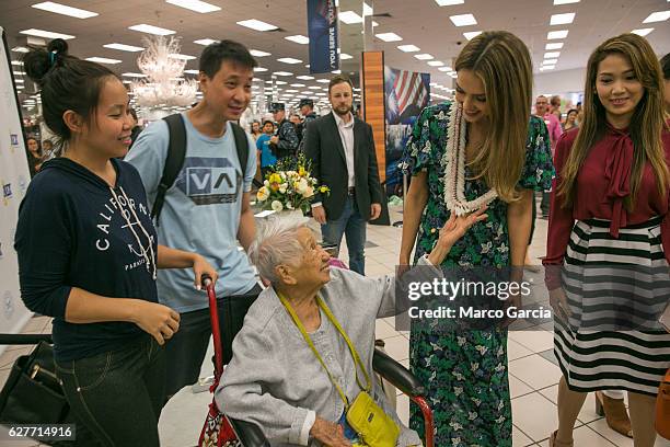 Jessica Alba meets a family during a meet and greet hosted by the Honest Company at the Pearl Harbor NEX, December 4 in Honolulu, Hawaii.