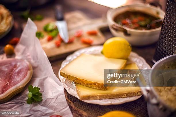 preparar cozido crepes panquecas com presunto e tomates - pannenkoeken imagens e fotografias de stock