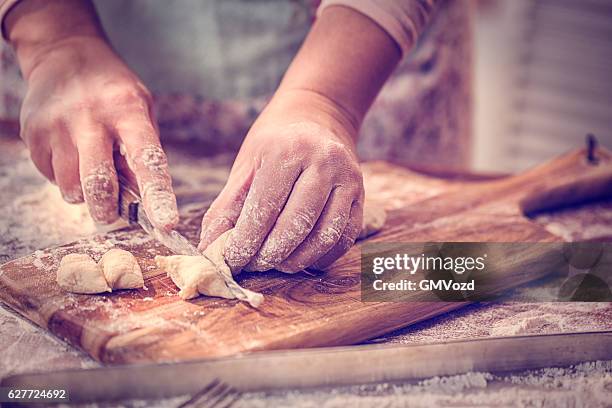 vorbereitung frische hausgemachte gnocchi - gnocchi stock-fotos und bilder