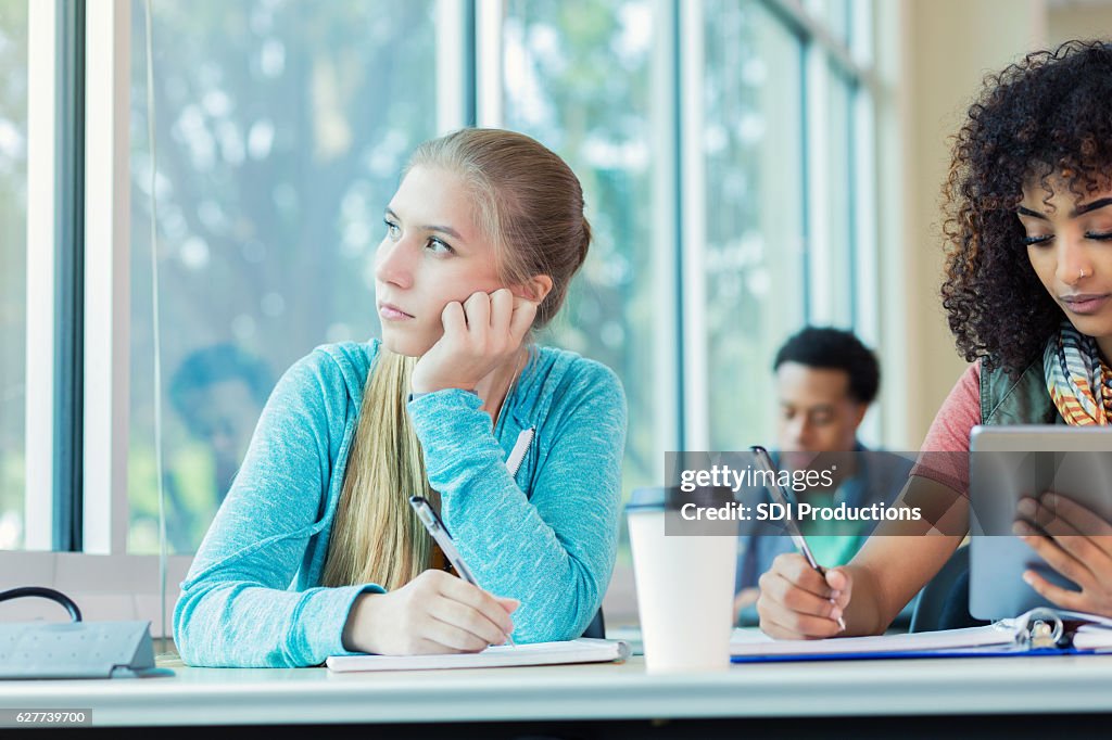Estudiantes universitarios aburridos sueñan despiertos en clase