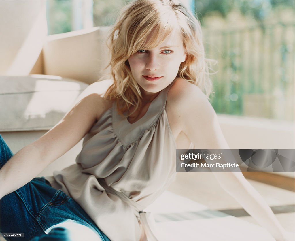 Kirsten Dunst Seated on the Floor News Photo - Getty Images