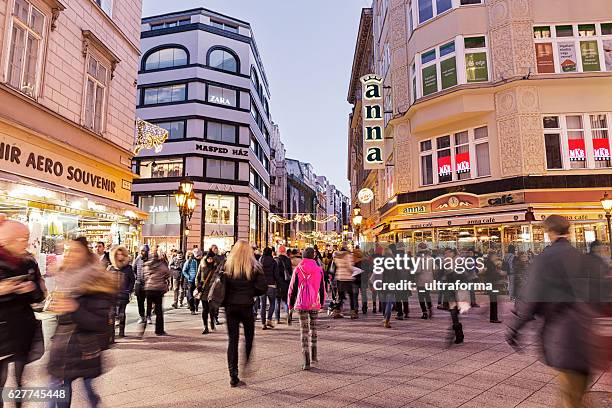 rue vaci avec décoration de noël à budapest - hungarian culture photos et images de collection