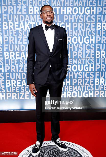 Player Kevin Durant attends the 2017 Breakthrough Prize at NASA Ames Research Center on December 4, 2016 in Mountain View, California.