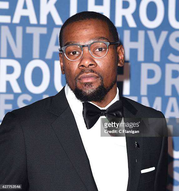 Player Kevin Durant attends the 2017 Breakthrough Prize at NASA Ames Research Center on December 4, 2016 in Mountain View, California.
