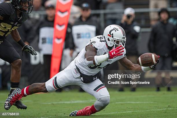 Cincinnati Bearcats wide receiver Nate Cole can't control a deep pass during the NCAA football game between the Purdue Boilermakers and Cincinnati...