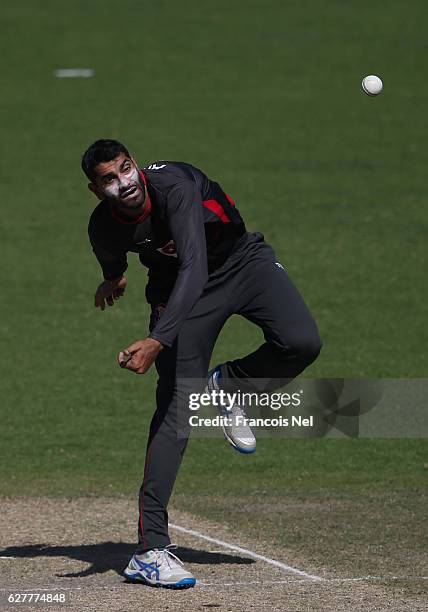 Ahmd Raza Ahmed Raza (Emirati Cricketer) Photos and Premium High Res Pictures ...