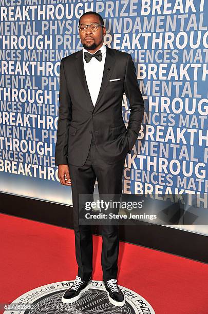 Player Kevin Durant attends the Red Carpet at the 5th Annual Breakthrough Prize Ceremony at NASA Ames Research Center on December 4, 2016 in Mountain...