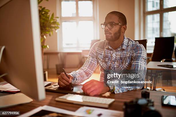 fotógrafo trabajando en su oficina - ilustrador fotografías e imágenes de stock
