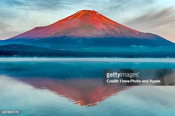 red fuji, lake yamanaka reflection - yamanashi stockfoto's en -beelden