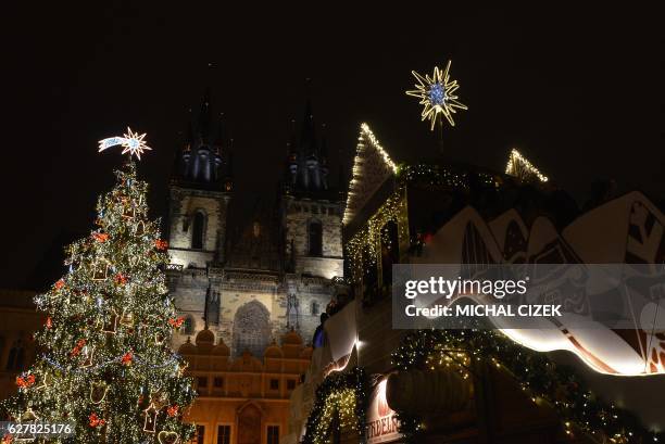 This photo taken on December 5, 2016 shows an illuminated Christmas tree and Christmas market at the old town square in Prague.