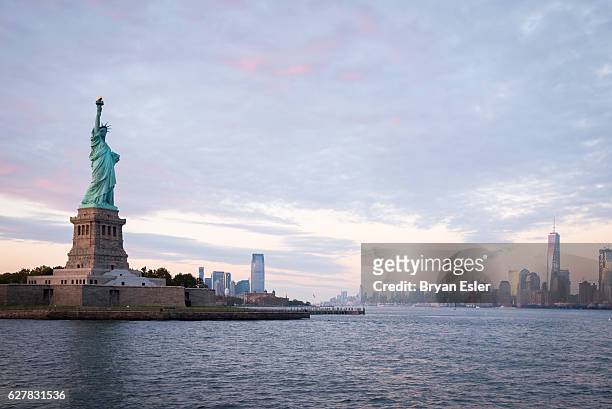 statue of liberty before sunset - new york freiheitsstatue stock-fotos und bilder