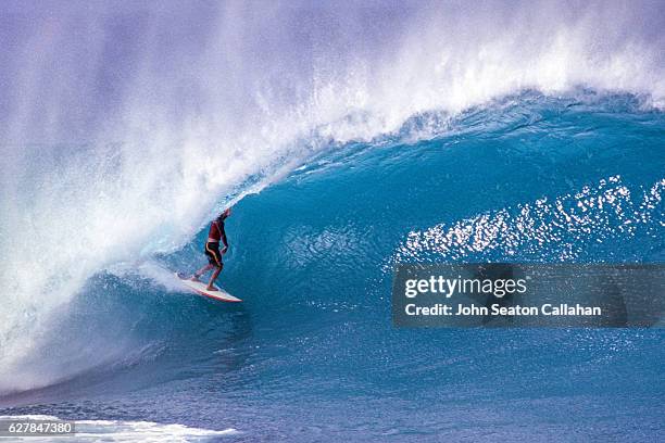 surfing at pipeline - big wave surfing 個照片及圖片檔