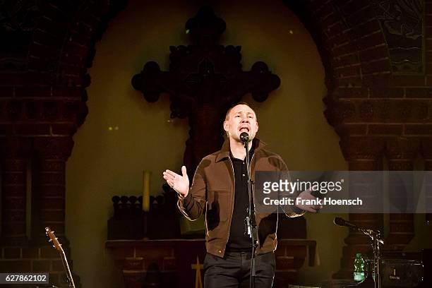 British singer David Gray performs live during a concert at the Passionskirche on December 5, 2016 in Berlin, Germany.