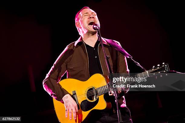 British singer David Gray performs live during a concert at the Passionskirche on December 5, 2016 in Berlin, Germany.