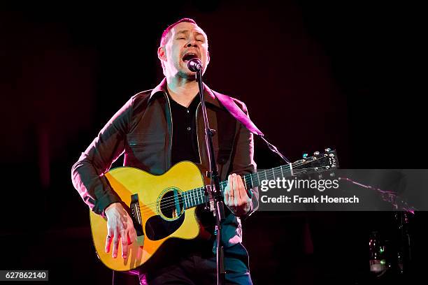 British singer David Gray performs live during a concert at the Passionskirche on December 5, 2016 in Berlin, Germany.