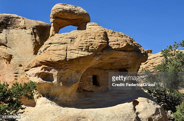 natural arch and ancient granary in grand staircase escalante national monument, utah - grand staircase escalante national monument stock-fotos und bilder
