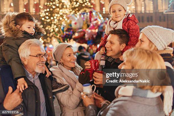 familia en el mercado navideño - ponche fotografías e imágenes de stock