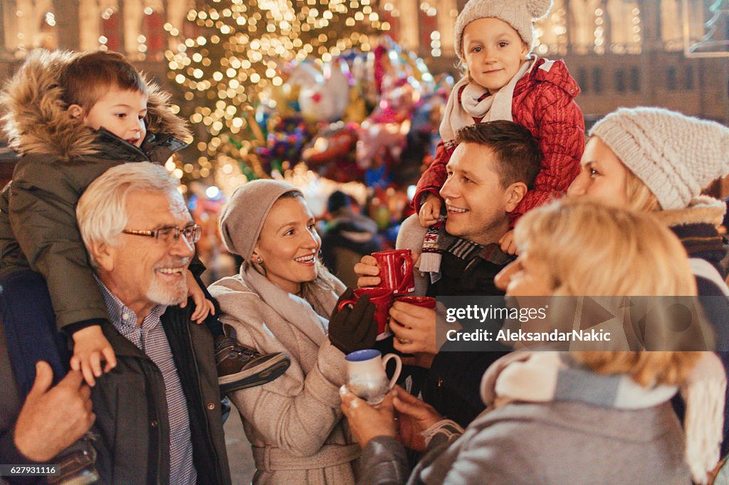 クリスマスマーケットの家族