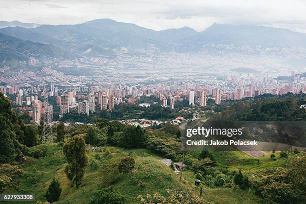 the city of medellin seen from the surrounding hills. - medellin colombie photos et images de collection