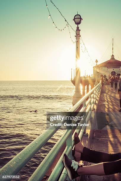 sunset legs - manhattan beach stockfoto's en -beelden