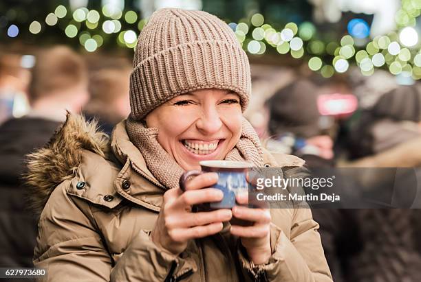 woman with glogg at christmas market - ponche fotografías e imágenes de stock
